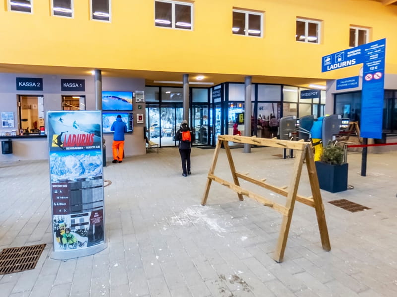 Verleihshop Sportservice Erwin Stricker Ladurns in Talstation Sessellift / Stazione valle seggiovia, Gossensass